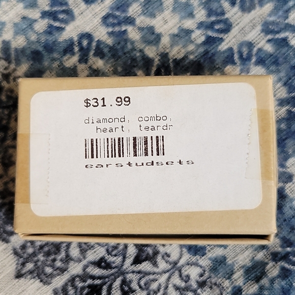 "diamond" ear studs - Picture 6 of 6